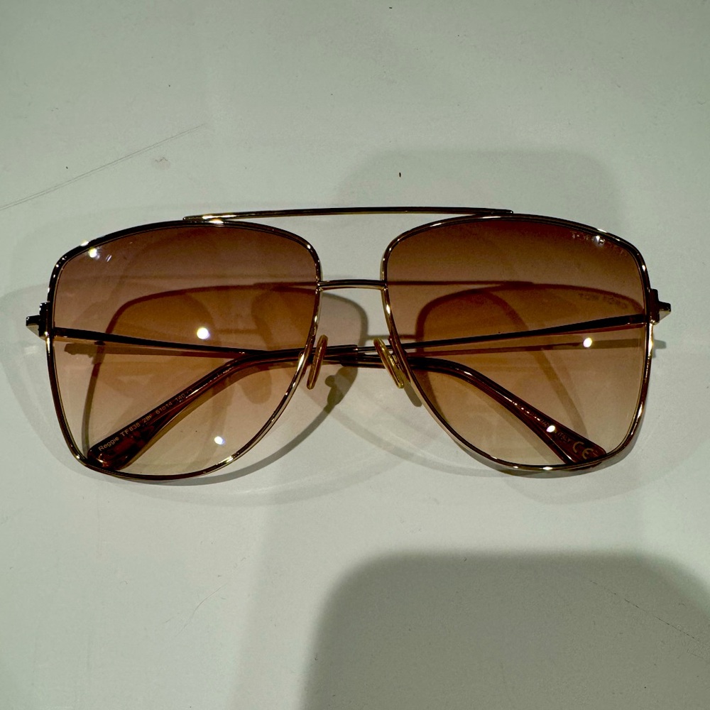 Beautiful Tom Ford Oversized Framed sunglasses